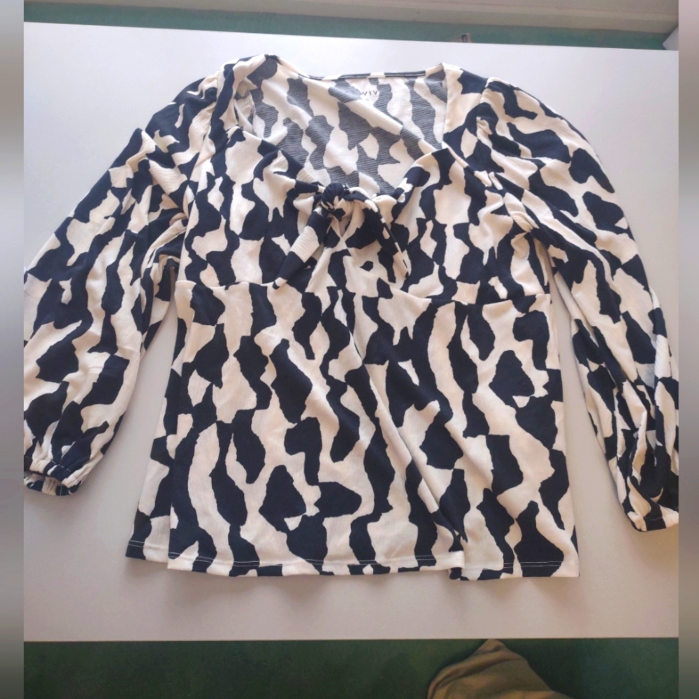 Ava & Viv Black and White Wave Pattern Top